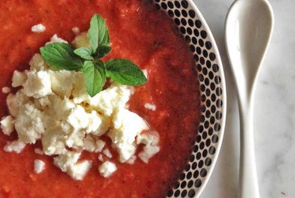 Zuppa fredda di verdure con erbe aromatiche e feta