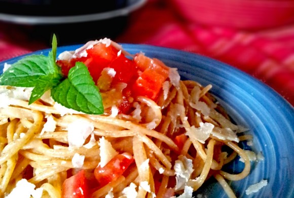 SPAGHETTI INTEGRALI CON POMODORO CRUDO, CIPOLLE E MENTA