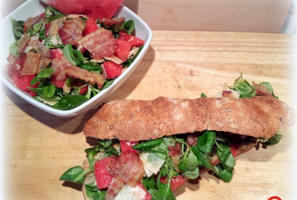 PANINO CON INSALATA DI ANGURIA, GRANA E BACON CROCCANTE