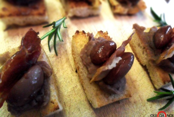 BORLOTTI AL BARBERA CON SPECK TOSTATO SU CROSTINI DI FOCACCIA AL ROSMARINO