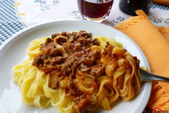 TAGLIATELLE CON SUGO DI FEGATINI DI POLLO