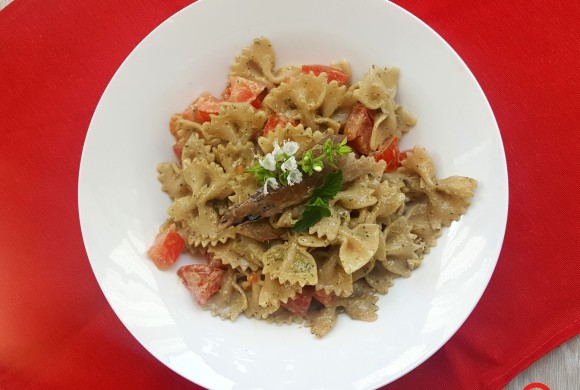 FARFALLE DI PESTO AROMATICO CON POMODORI E SGOMBRO