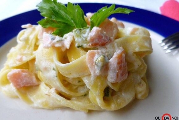 FETTUCCINE AL SALMONE E ZUCCHINE