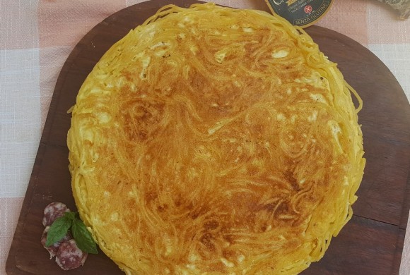 FRITTATA DI SPAGHETTI FARCITA CON SCAMORZA E SALSICCIA CASARECCIA CLAI