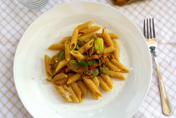 PENNETTE DI MAIS CON FIORI DI ZUCCA E MENTA