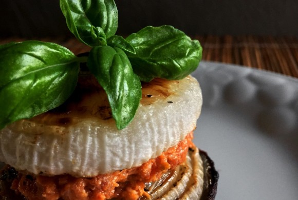 Sandwich di cipolle al forno con salame Clai al miele e basilico