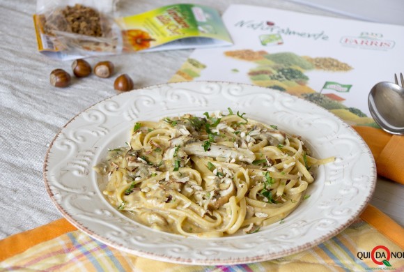 Linguine con porcini, besciamella alla zucca e nocciole