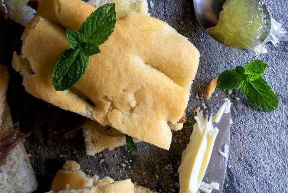 FOCACCIA CON BURRO, ACCIUGHE, MENTA E MARMELLATA DI BERGAMOTTO