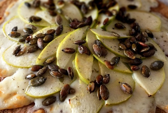 Schiacciata di segale con Casciotta d’Urbino, mele verdi e semi di zucca