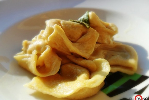 TORTELLONI DI FARRO ALL’UOVO CON BURRO E SALVIA