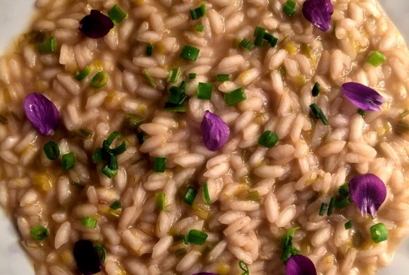 RISOTTO CON ERBE AROMATICHE, PORRI E VIOLETTE EDULI