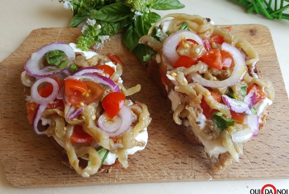 BRUSCHETTA CON STRACCHINO, MELANZANE SOTT’OLIO E CIPOLLA ROSSA DI TROPEA