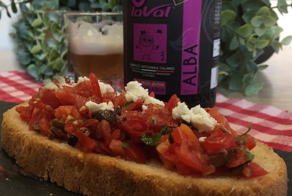 BRUSCHETTA ALLA GRECA CON POMODORO, OLIVE E FETA