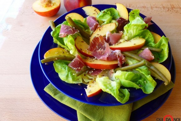 INSALATA DI LATTUGA, PESCHE E FIOCCO DI PROSCIUTTO CLAI