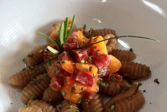 GNOCCHETTI ALLA BIRRA CON RAGU’ CRUDO DI PESCHE E SALAME E RIDUZIONE DI BIRRA E MIELE