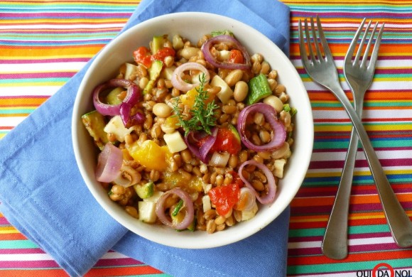 INSALATA DI FARRO, SOIA, VERDURE E MOZZARELLA