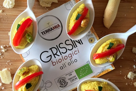 PATE’ DI GRISSINI ALLO ZAFFERANO CON PISTACCHI PRALINATI, POMODORINI E MENTA