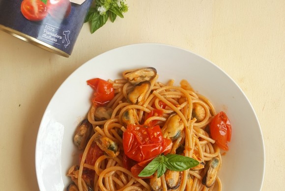 SPAGHETTI ALL’ARRABBIATA CON LE COZZE E POMODORINI CIRIO