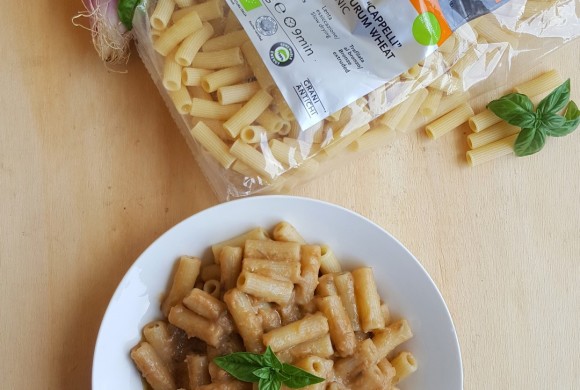 MACCHERONI AL PESTO DI MELANZANE E CIPOLLA ROSSA DI TROPEA