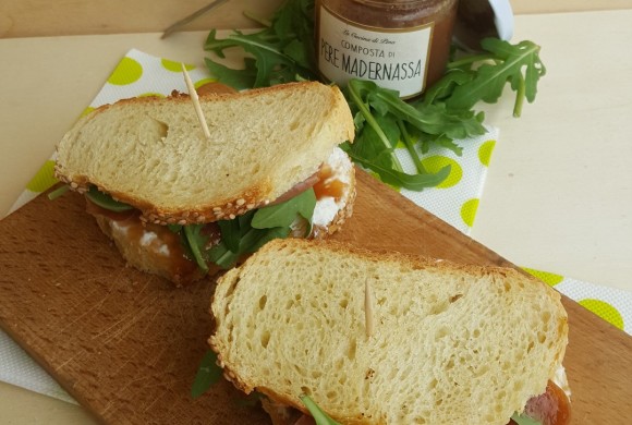 SANDWICH CON PROSCIUTTO CRUDO, RUCOLA, CAPRINO E COMPOSTA DI PERE MADERNASSA