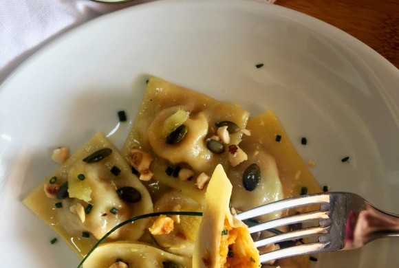 Ravioli ripieni di composta di zucca e zenzero, nocciole e Parmigiano con semi di zucca e zenzero candito