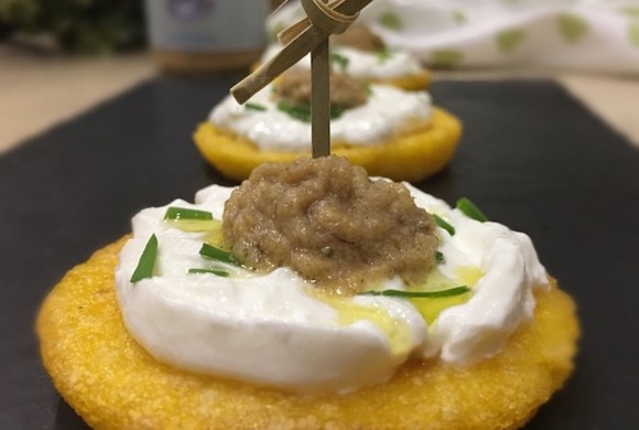 Crostini di polenta con burrata e patè di tinca affumicata