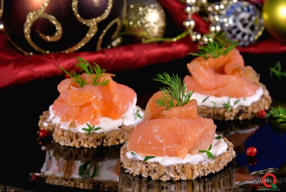 CANAPE’ DI SALMONE AFFUMICATO E ROBIOLA