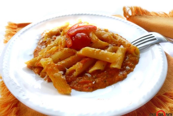 Penne al mais con peperoni e pomodori Pachino