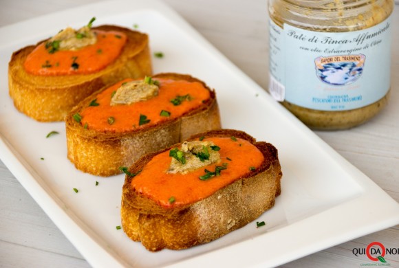 Crostini con crema di peperoni e patè di tinca affumicata del Lago Trasimeno