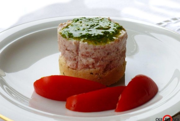 Mini cheesecake salate con crudo e pesto di rucola