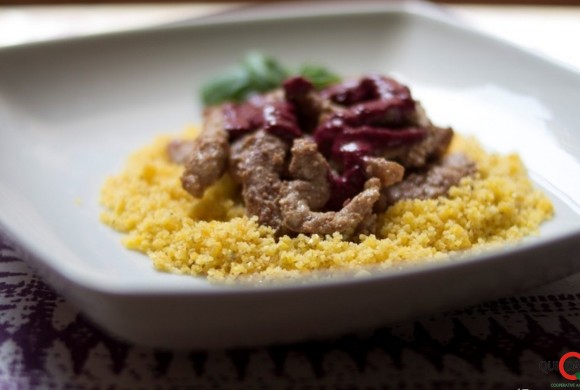 Straccetti di lonza alla salsa di more con cous cous di mais