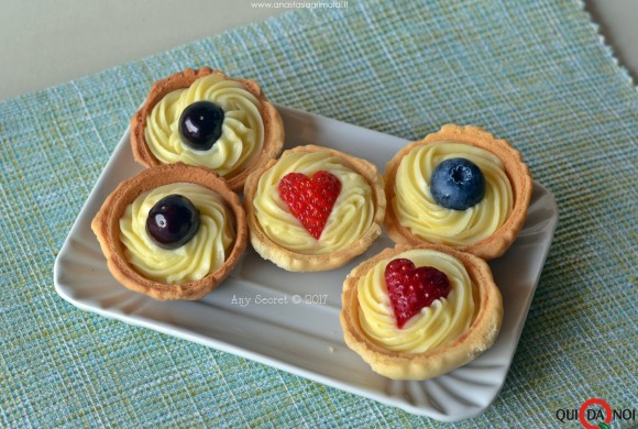 Tartellette ai frutti di bosco con crema pasticcera