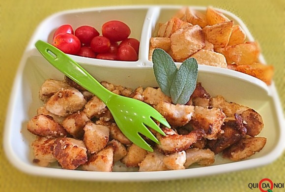 Bocconcini di pollo con patate e datterini