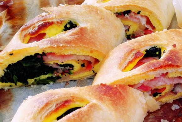 Rotolo ripieno al bacon e omelette