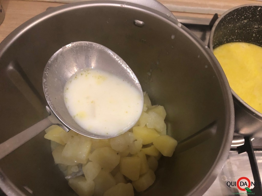 VELLUTATA DI PATATE CON SCALOGNO E GAMBERI_fernanda (2)