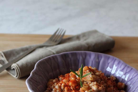 Insalata aromatica di orzo con ceci e tonno