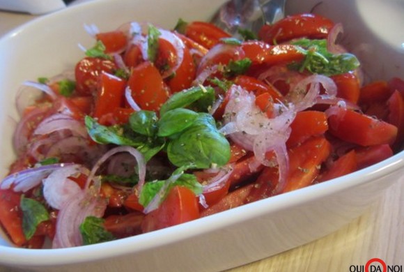 Insalata di pomodori, cipolla rossa ed erbe fresche