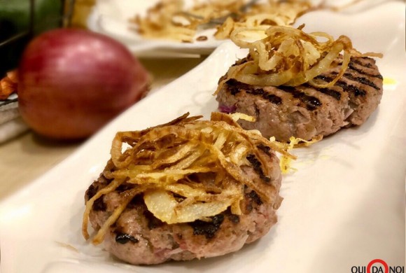 Hamburger di manzo farciti con prosciutto e cipolla rossa