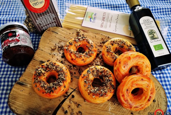 Spaghetti Donuts con crumble di ceci neri