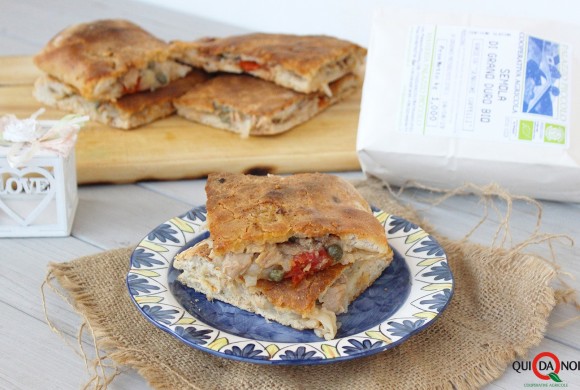 Schiacciata pugliese con cipolle e acciughe