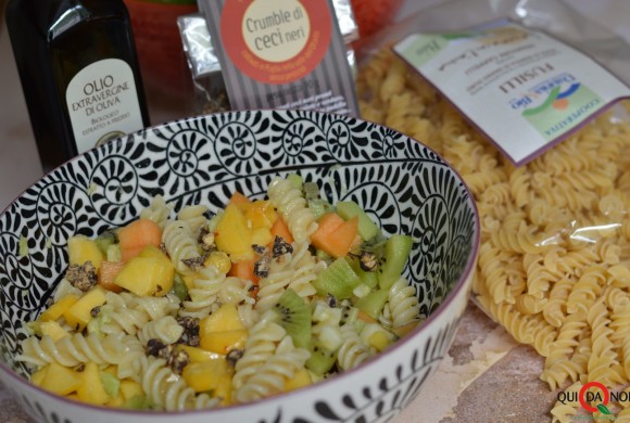 Fusilli con crema di avocado, frutta e crumble di ceci neri