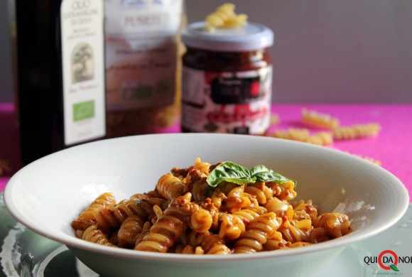 Fusilli con crema di chile chipotle e olive taggiasche