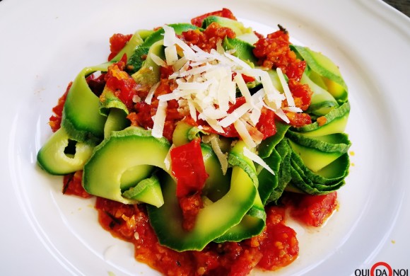 Pappardelle di zucchine al pomodoro fresco