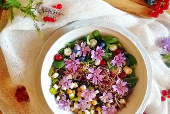 Bowl con malva, primizie biologiche e fiori di caciotta fresca by Gabriella Pizzo