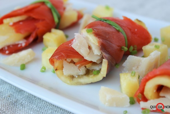 Involtini di salmone affumicato con ananas e parmigiano