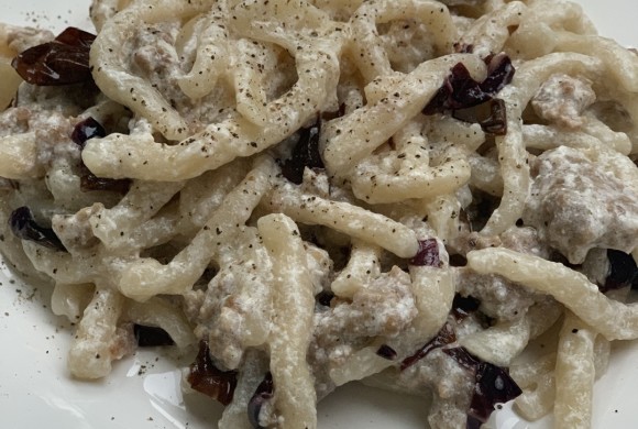 Strozzapreti con sugo di salsiccia, prescinseua e radicchio