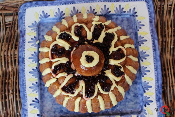 Babà al rum con crema chantilly e frutti di bosco