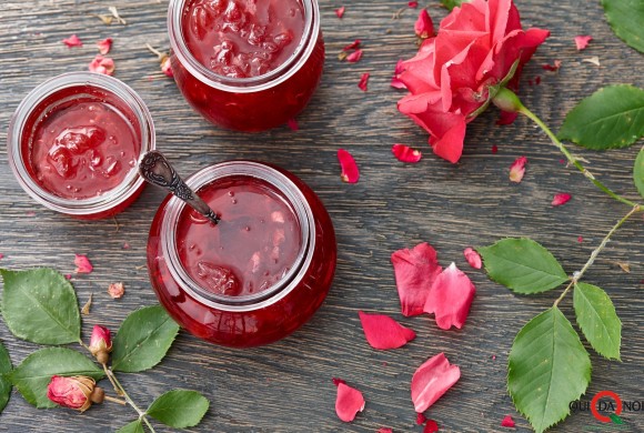 Rose rosse in cucina. Il piacere di assaporare un profumo