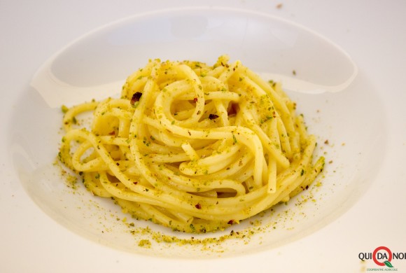 Spaghetti con acqua di limone, caciocavallo e pistacchio