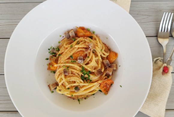 Spaghetti alle acciughe, con pomodorino giallo, filetto di cefalo affumicato e peperone crusco